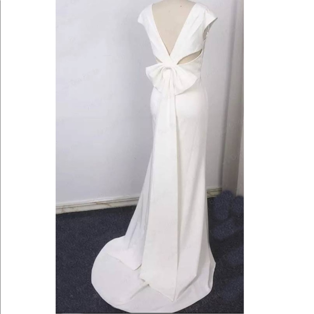 😱flash SALE😱😱White costum gown needs dry cleaning